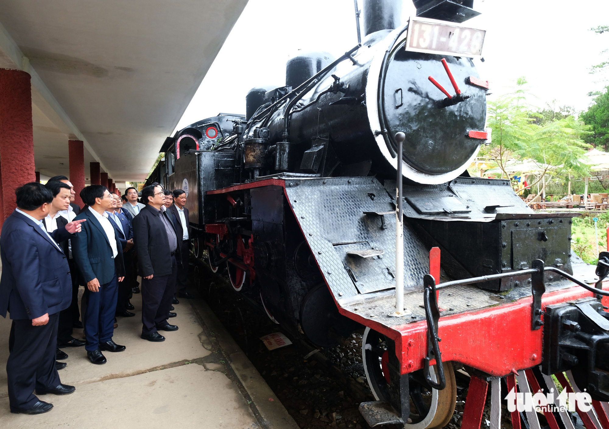 PM visits Dalat train station